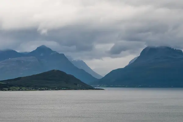 Hermosa Formación Fiordos Varias Montañas Cielo Dramático Paisaje Noruega —  Fotos de Stock