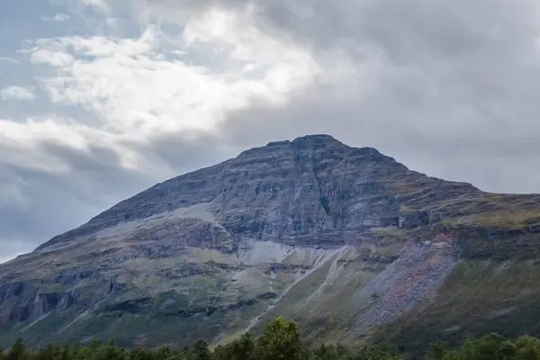 Скелястий Скандинавський Гірський Пейзаж Хмари Частково Розкривають Сонячне Світло Крута — стокове фото
