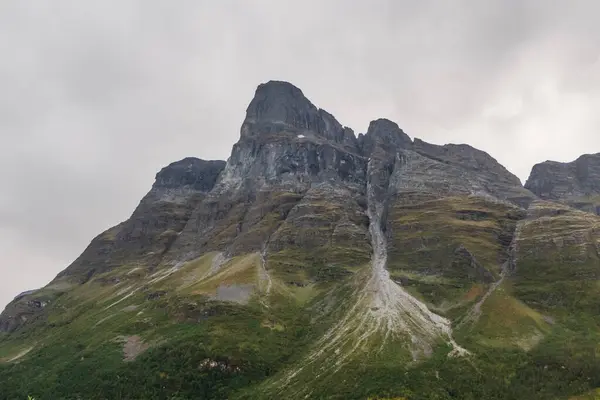 Riesiger Berg Mit Erosionsformen Steiler Berggipfel Bewölktes Wetter — Stockfoto