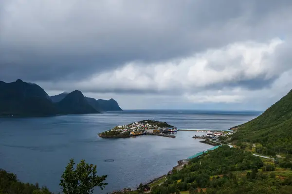 Село Хусей Невеликому Острові Сеньї Норвегія Сонце Освітлює Острів Ранній — стокове фото