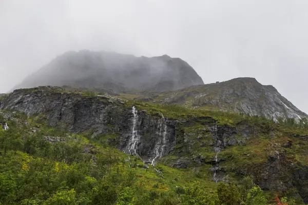 Şelaleli Dik Bir Dağ Yamacı Dağ Zirvesi Sisle Kaplı Atmosferik — Stok fotoğraf