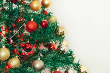 Beyaz arka planlı Noel ağacı