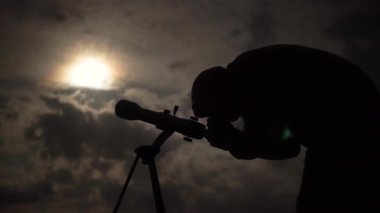 İnsanoğlu teleskoptan gece gökyüzüne ay ışığında bakar
