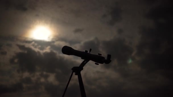 Telescoop Statief Onder Nacht Bewolkte Hemel Met Maan — Stockvideo