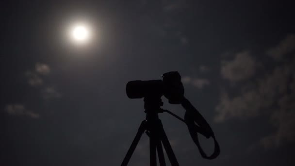 月と夜空の下の三脚の上のカメラ — ストック動画