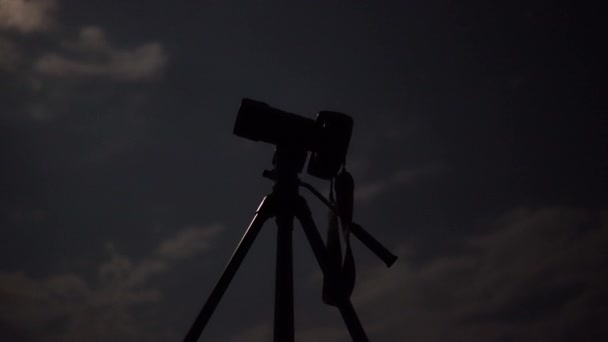 夜阴天下三脚架上的照相机 — 图库视频影像