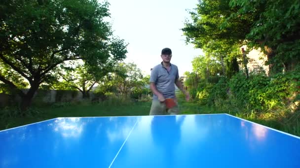 Man Glasses Cap Plays Table Tennis Outdoors — Vídeo de Stock
