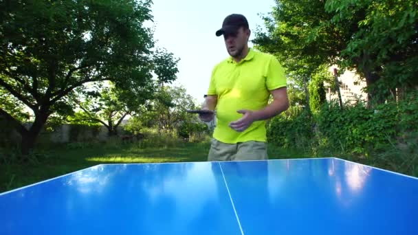 Человек Кепке Играет Настольный Теннис Открытом Воздухе — стоковое видео