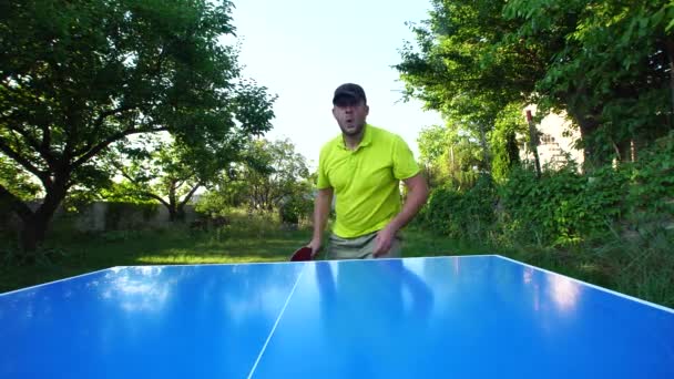 Человек Кепке Играет Настольный Теннис Открытом Воздухе — стоковое видео