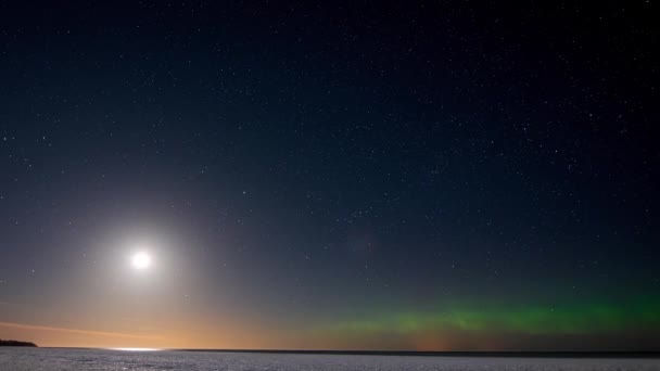 Zaman Ayarlı Yıldızlı Bir Gökyüzünün Altında Kuzey Işıklarıyla Kaplı Bir — Stok video