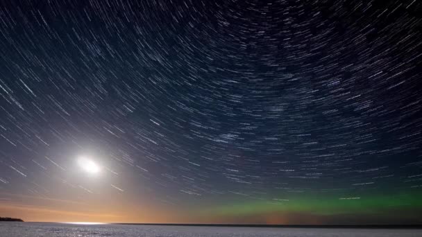 Zeitraffer Sternenspuren Mondspur Und Nordlichter Über Dem Eisbedeckten Meer — Stockvideo