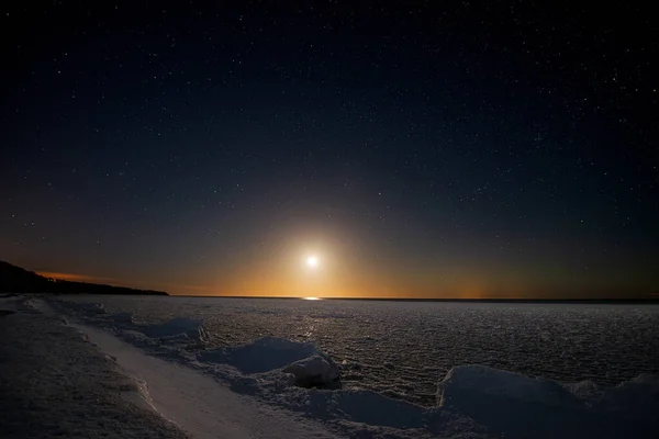 Moře Pokryté Ledem Pod Hvězdnatou Oblohou Západem Měsíce Royalty Free Stock Fotografie