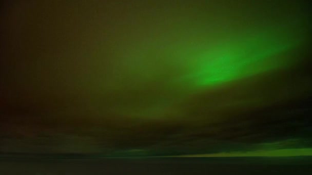 Timelapse Luzes Norte Com Nuvens Sobre Mar — Vídeo de Stock