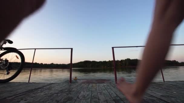 Pareja Hombre Mujer Salta Desde Una Pasarela Madera Río Una — Vídeos de Stock