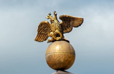 Helsinki 'deki İmparatoriçe' nin çift başlı dikilitaşı.