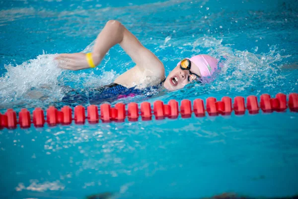 Menina Nadadora Nada Estilo Freestyle Natação Piscina — Fotografia de Stock