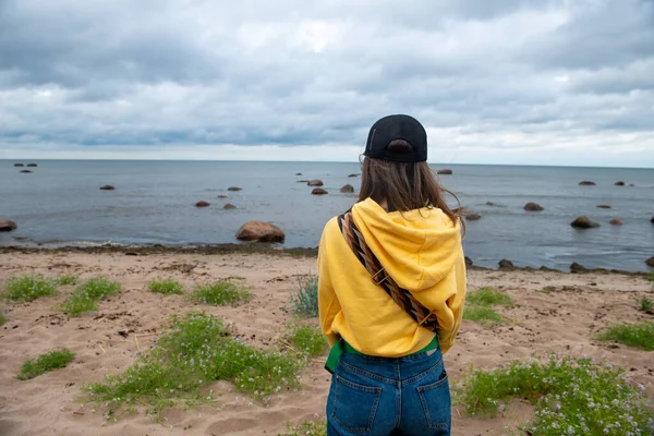 Νεαρό Κορίτσι Κοιτάζει Θάλασσα Στην Αμμώδη Ακτή — Φωτογραφία Αρχείου
