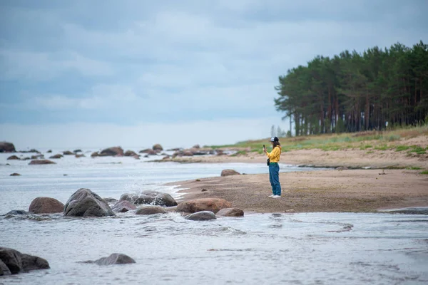 Ung Flicka Med Smartphone Sandstranden Havet — Stockfoto