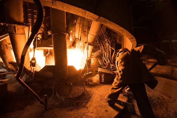 Ocelářský Pracovník Při Práci Blízkosti Obloukové Pece — Stock fotografie