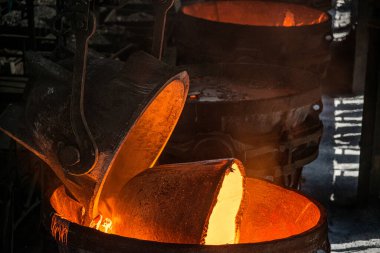 Tank çelik fabrikasına metal döker.