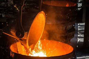 Tank çelik fabrikasına metal döker.