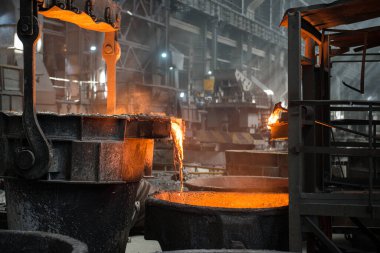 Çelik fabrikasında sıvı metalle dolu bir tank.