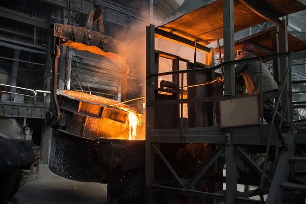 Ocelář Při Práci Blízkosti Nádrží Horkým Kovem — Stock fotografie