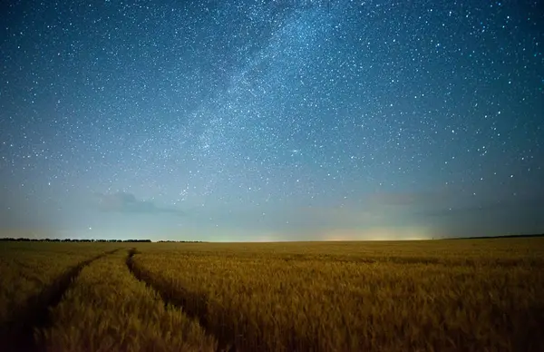 Γαλαξίας Στο Νυχτερινό Έναστρο Ουρανό Πάνω Από Γραφικό Δρόμο Μέσα Royalty Free Φωτογραφίες Αρχείου