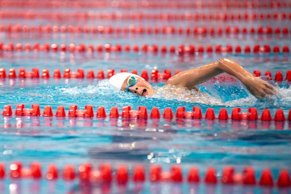 Schwimmerin Schwimmt Freistilschwimmen Becken Stockfoto