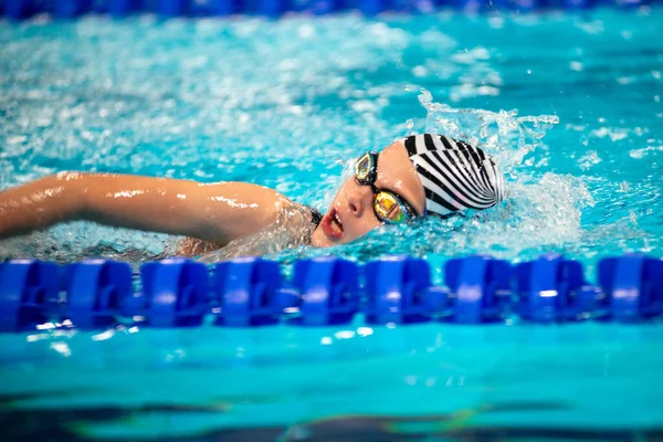 Κολυμβητής Κορίτσι Κολυμπά Ελεύθερο Στυλ Κολύμπι Στην Πισίνα Royalty Free Εικόνες Αρχείου