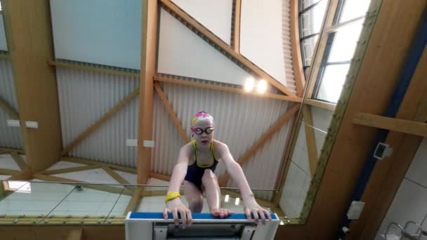 Plavkyně Začíná Startovního Stolu Bazénu Zpomalený Pohyb — Stock video