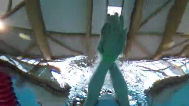 Yüzücü Kız Havuzda Kelebek Yüzme Stili Yüzer Alt Görünüm — Stok video