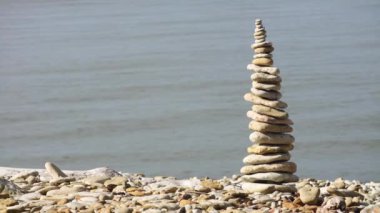 Deniz taşlı kumsalda Cairn