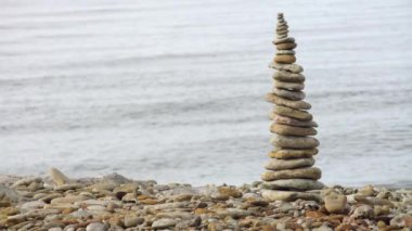 Deniz taşlı kumsalda Cairn