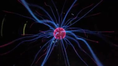 Mor mavi ışınlı plazma topu, yakın plan. Tesla 'nın enerji sektörü.