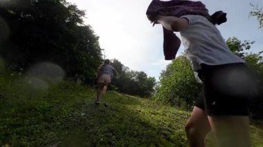 İki küçük kız yaz yağmurunda koşuyor. Yavaş çekim.