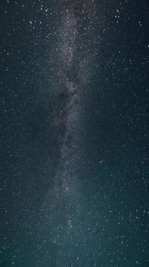 Zaman atlaması. Gecenin karanlığında Samanyolu Yıldızlı gökyüzü