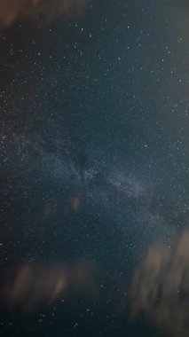 Zaman atlaması. Gecenin karanlığında Samanyolu Yıldızlı gökyüzü