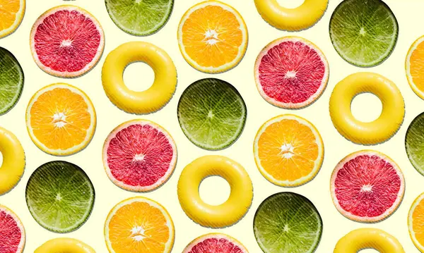 Frische Tropische Sommerstimmung Mit Collage Sommerfrüchten Und Schwimmröhrenmuster Farbenfroher Und — Stockfoto