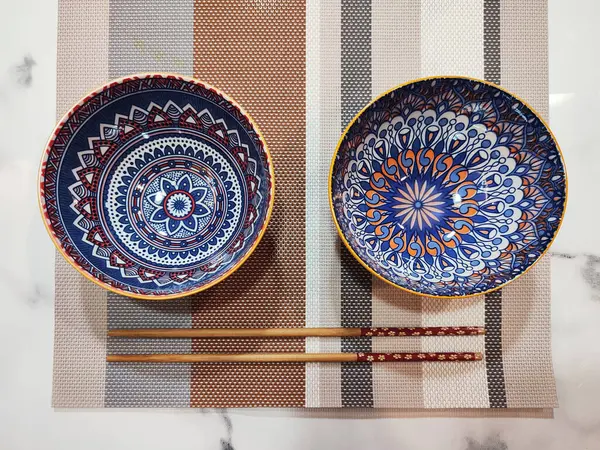 Duas Taças Cerâmica Ornamentada Pauzinhos Cima Mesa Jantar Mármore Tigela — Fotografia de Stock