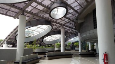 Endonezya Multimedia Üniversitesi veya Universitas Multimedia Nusantara 'da (UMN) umumi ortak alan. Gündüz vakti doğal ışıklandırma ile iç tasarım