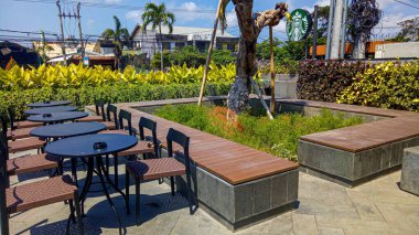 Bali, Endonezya - 18 Eylül 2019: Starbucks Rezerv Dewata Bali açık hava koltukları