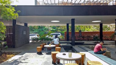 Bali, Endonezya - 18 Eylül 2019: Starbucks Rezerv Dewata Bali açık hava giriş alanı