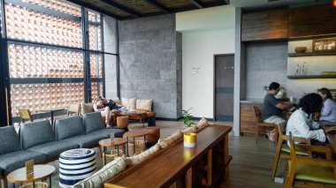 Bali, Endonezya - 18 Eylül 2019: Starbucks Reserve Dewata Bali ikinci kat oturma alanının iç mekanı