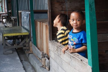 Lasem, Endonezya - 9 Ağustos 2018: Lasem 'in Çocukları. İki kişi, biri kameraya bakıyor, biri başka tarafa bakıyor..