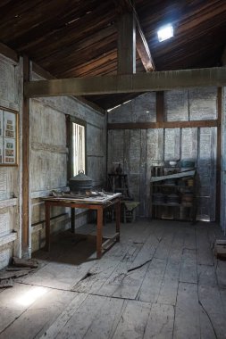 Lasem, Endonezya - 9 Ağustos 2018: Ahşap yapıdan yapılmış geleneksel bir Lasem binasının güneşli karanlık odasındaki mutfak gereçleri ve aletleri.