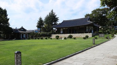 Ulsan Dongheon ve Naea mimarisi, Güney Kore, Ulsan 'ın Jung-gu bölgesinde yerel turizm merkezi. Eski hükümet binası, şu anda turist merkezi olarak kullanılıyor..