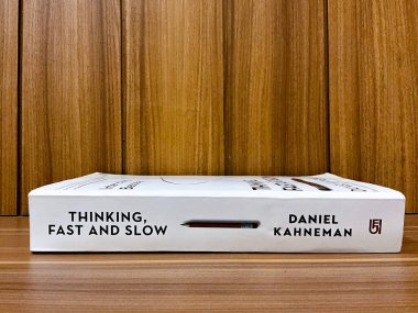 Tangerang, Endonezya - 11 Mayıs 2024 Daniel Kahneman 'ın Düşünme, Hızlı ve Yavaş kitap tarafı önizlemesi ahşap bir masa üzerindedir..