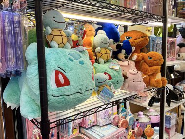 Cakarta, Endonezya - 13 Mayıs 2024: PIK Avenue AVM, Pantai Indah Kapuk, Kuzey Jakarta 'da Bin Fenerler Festivali' nde pokemon oyuncak bebek ticareti.