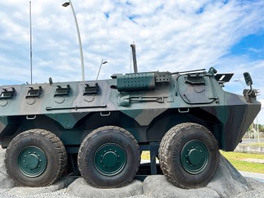 Jakarta, Endonezya - 13 Mayıs 2024: Tugu Anoa, Endonezya Ordusu Halk Anıtı. Anoa zırhlı personel taşıyıcı aracı PIK 2 'de sergilenecek..